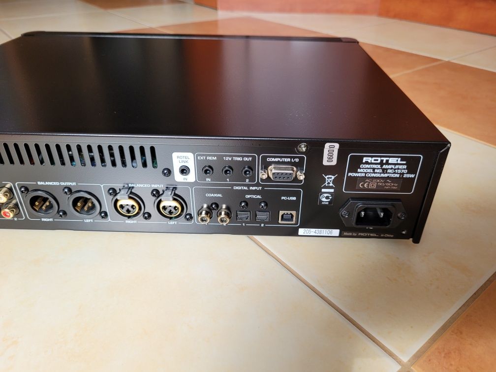 Przedwzmacniacz ROTEL RC-1570