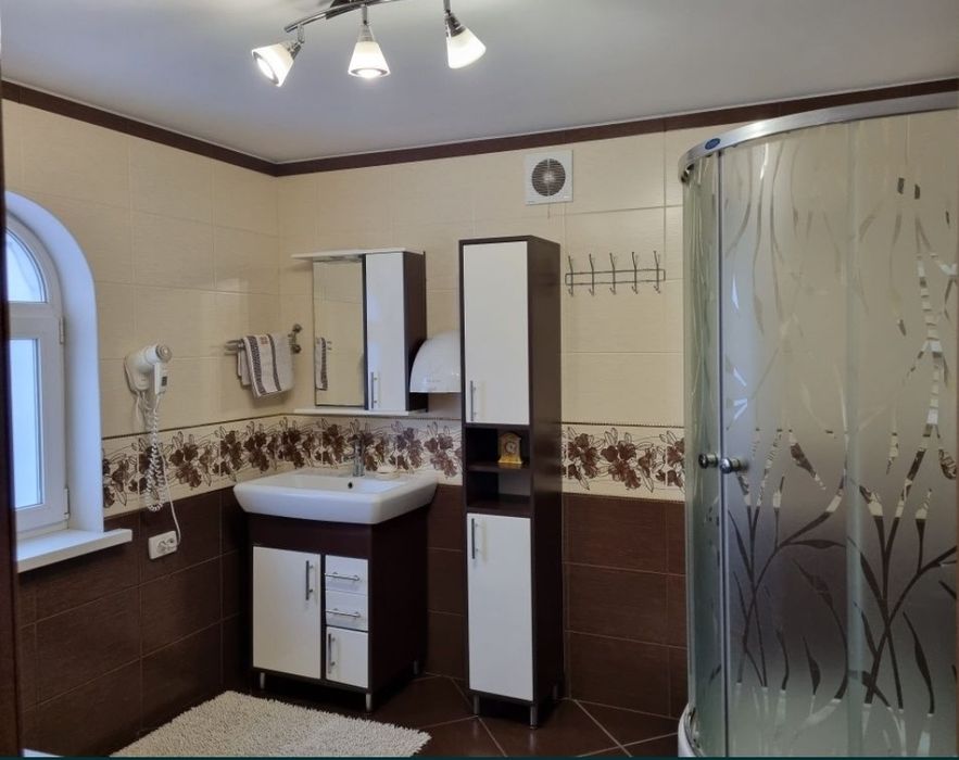 Будинок з великим критим басейном для Вас!