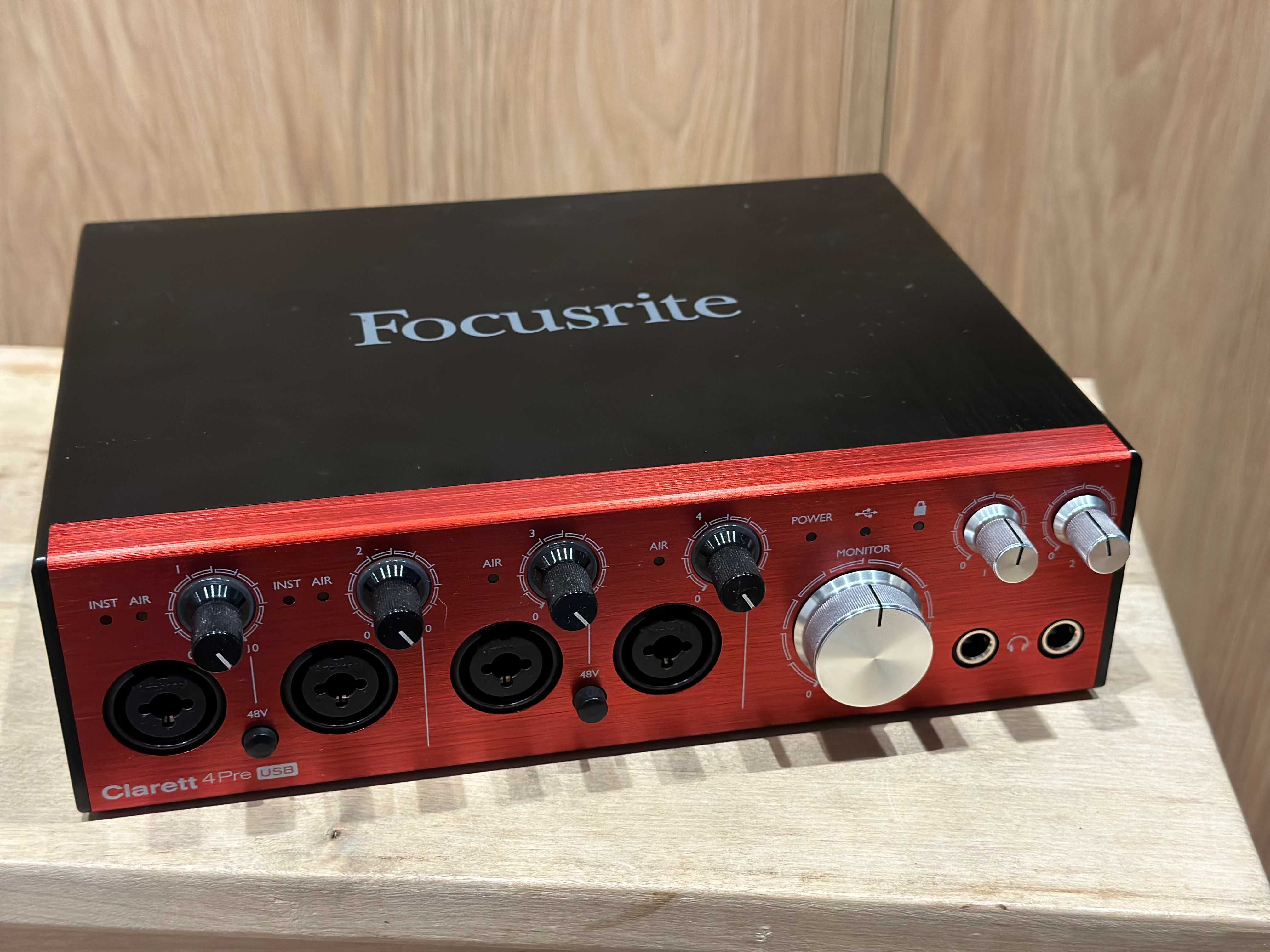 Focusrite Clarett 4 Pre USB karta dźwiękowa + statyw gratis