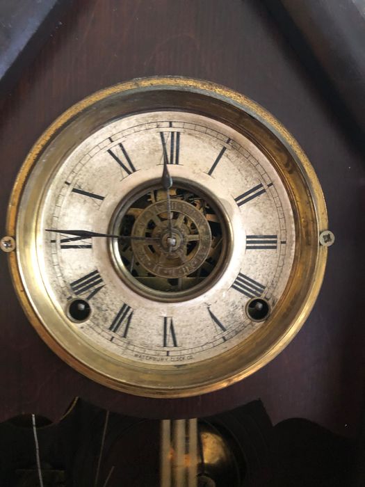 Bonito relógio de pêndulo antigo de parede