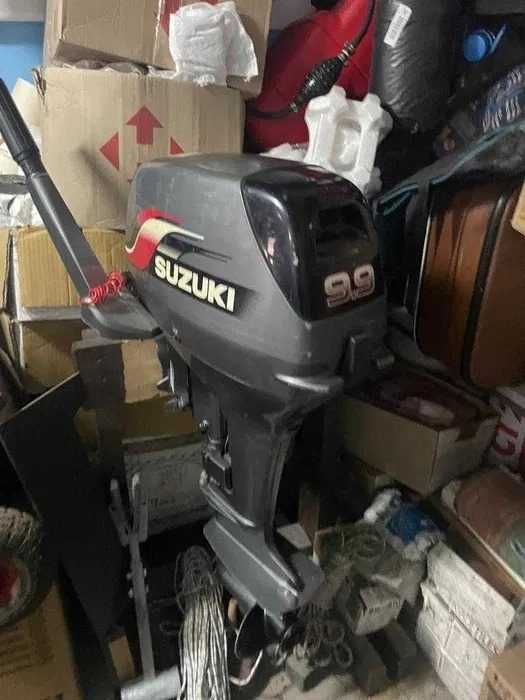 Човен з мотором SUZUKI DT 9.9, причепом та додатковим обладнанням.