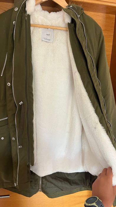 casaco de inverno verde escuro com pelo branco por dentro e fofinho