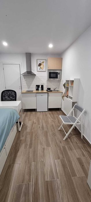 Arrenda-se estúdio individual a 2 minutos a pé da FCT