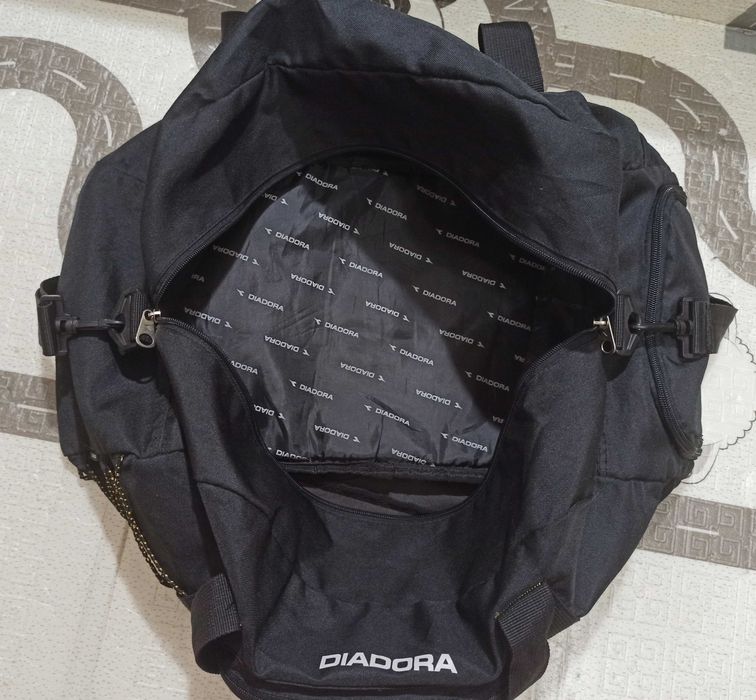 Сумка дорожня спортивна чорна Diadora з плечовим ременем 55х25х30