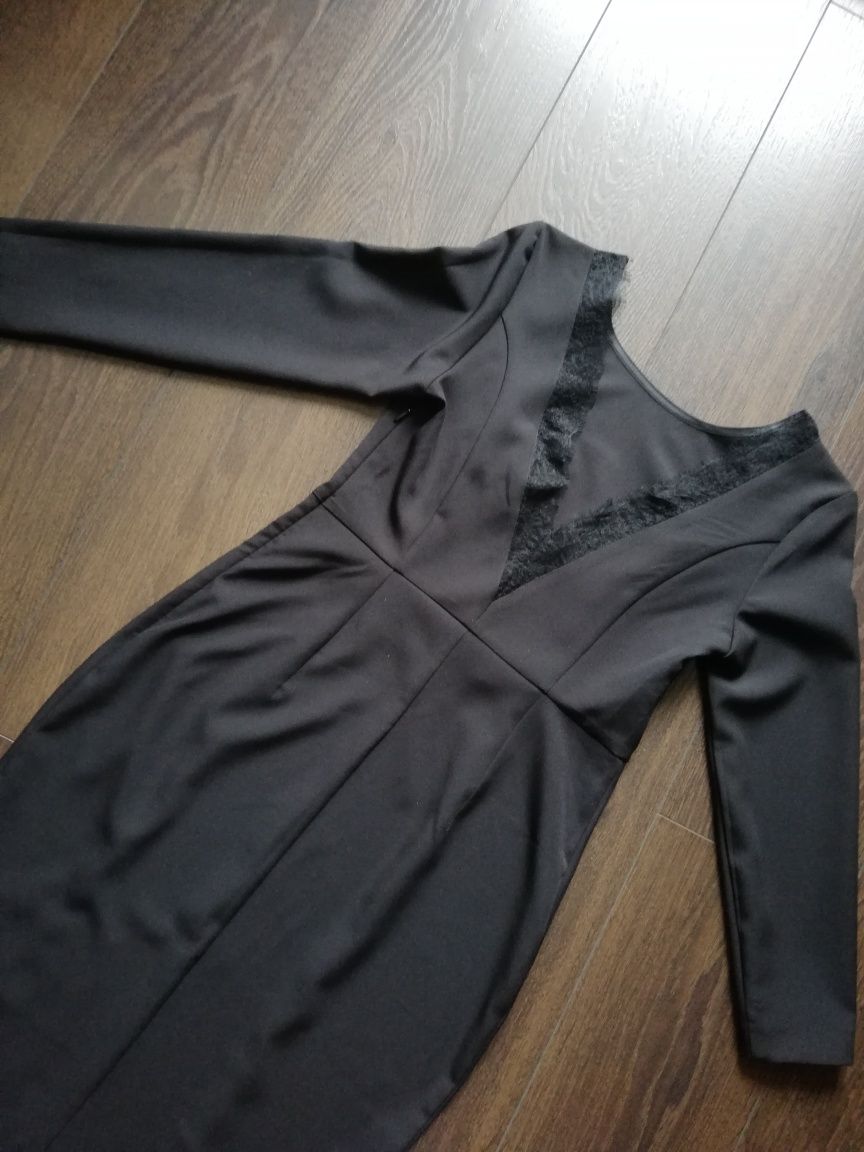 Czarna elegancka sukienka Mohito rozporek, koronka r. S