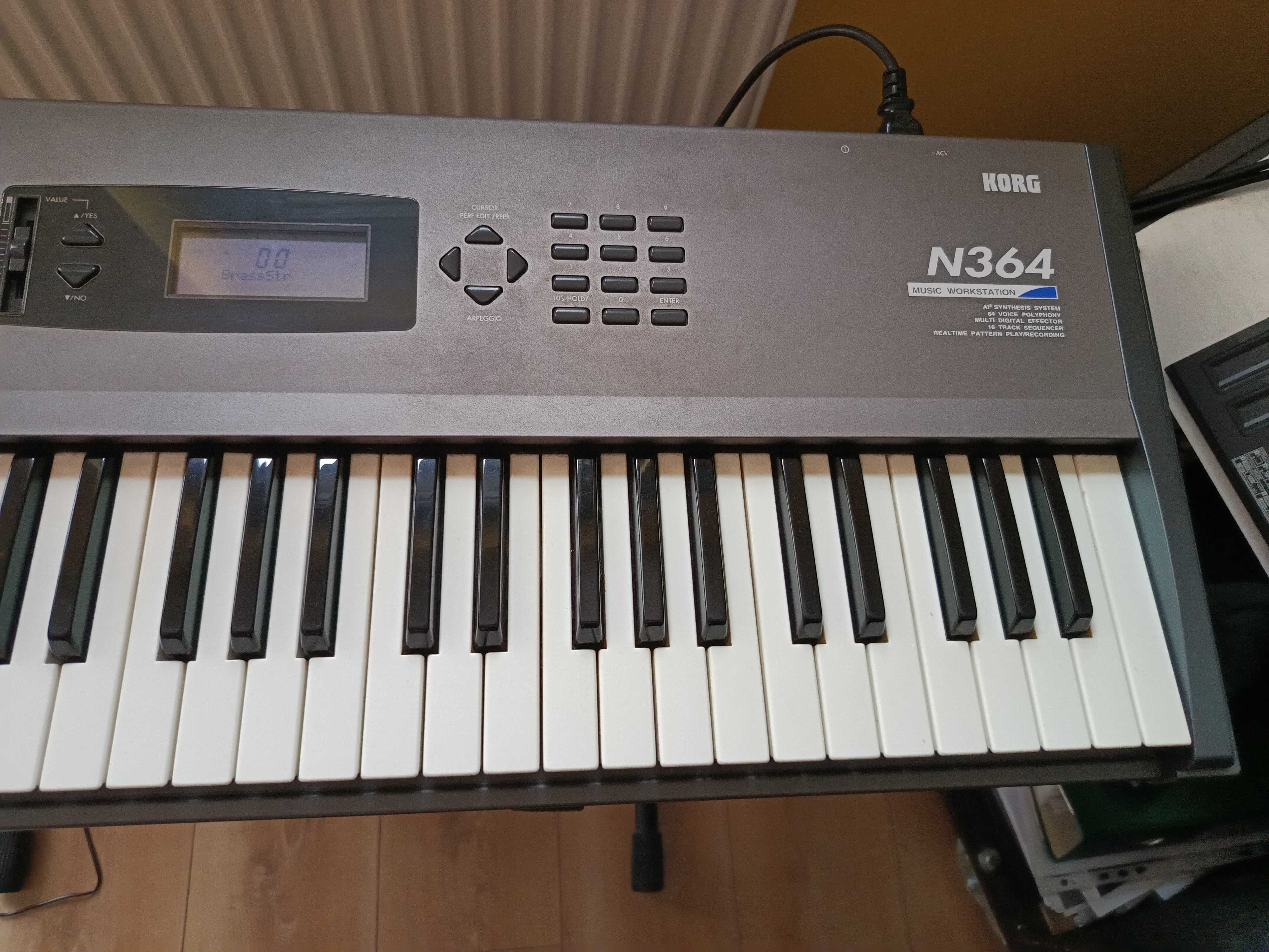 Syntezator KORG N364 z emulatorem stacji dyskietek, odnowiony