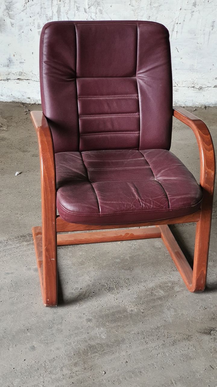 Кресло кожаное с деревянными ручками