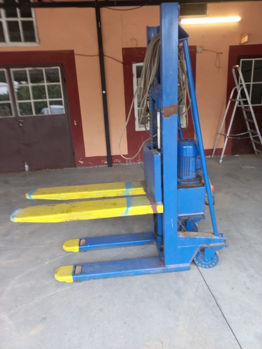 Paleciak hydrauliczny z podnoszeniem elektrycznym