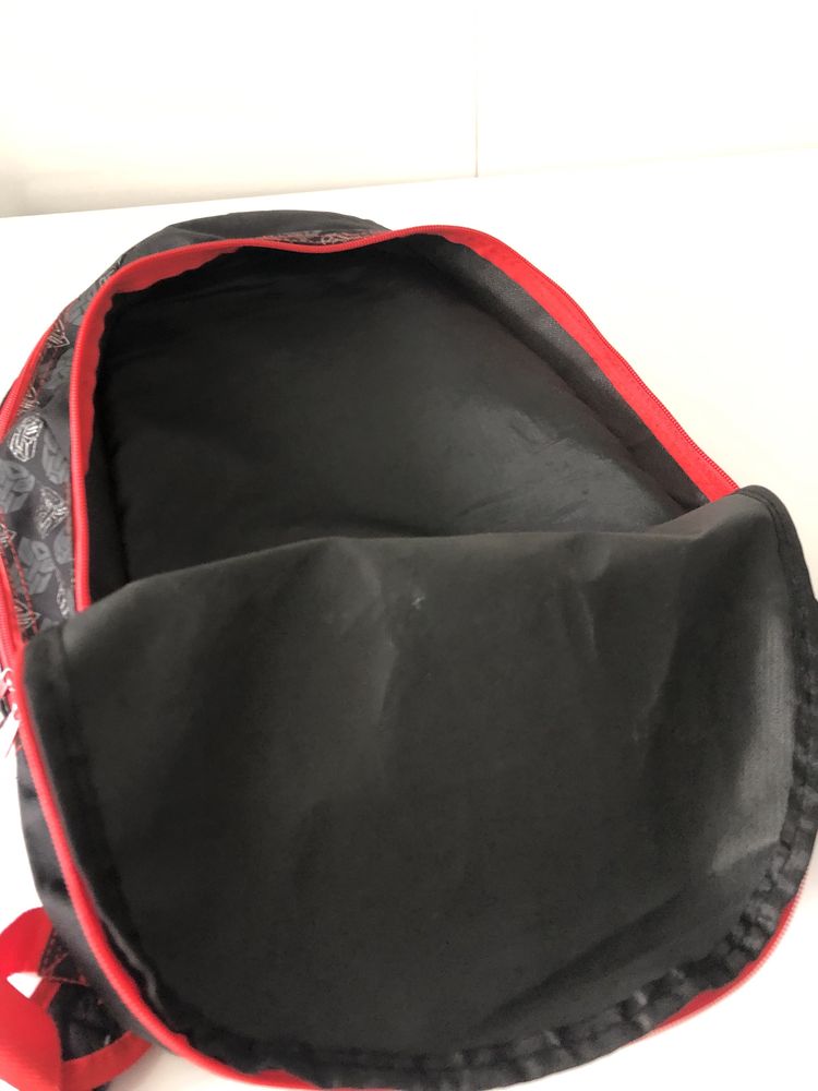 Mochila escolar preta