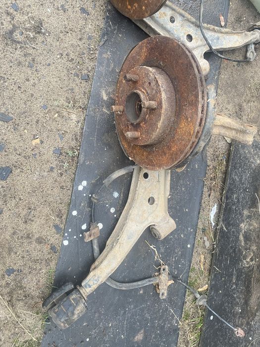 Рычаги с кулаками и дисками Nissan Almera