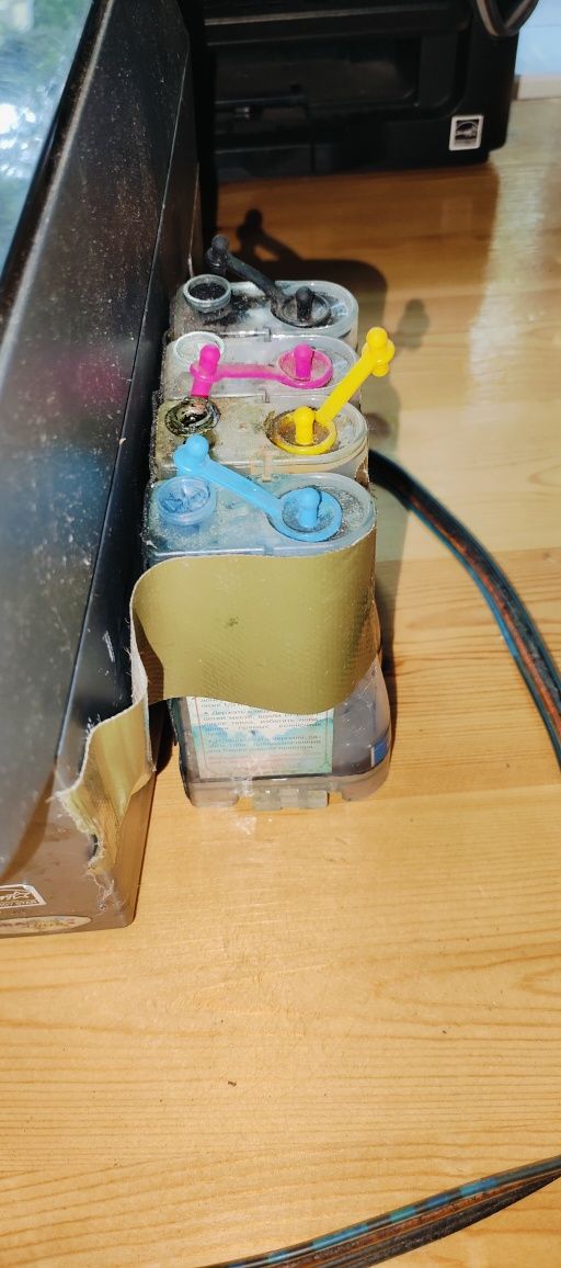 Принтер Epson cx4300 з СМПЧ.

Довго стояв пару років, без шнурів, не