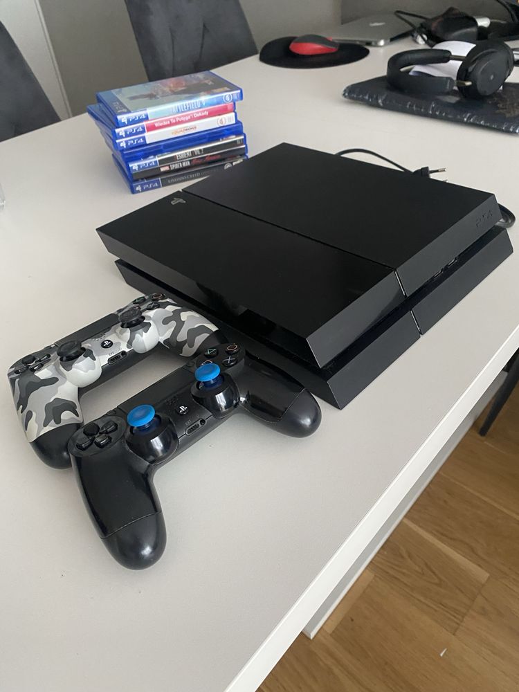 Playstion 4 / ps4 500gb plus dwa pady i gry