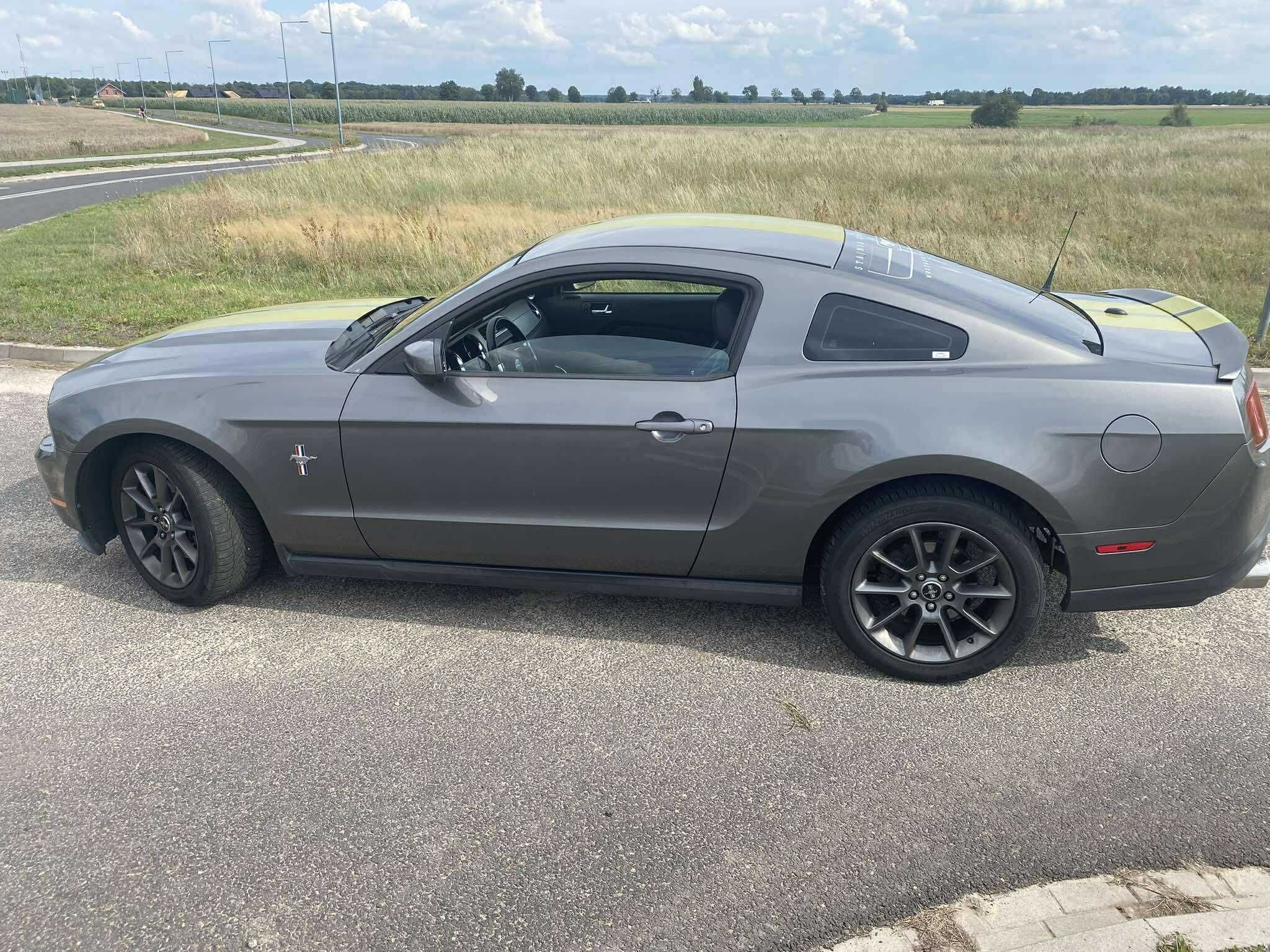 Ford Mustang 3.7 v6 2011r