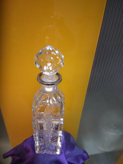 Garrafa  de cristal  lapidado  com gargalo em prata