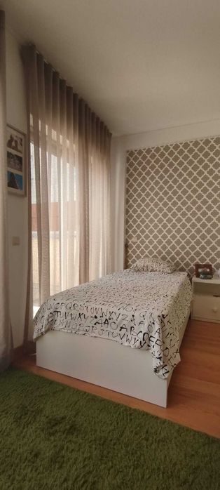 Cama de solteiro  200cm X 100cm- Como nova com colchão e estrado