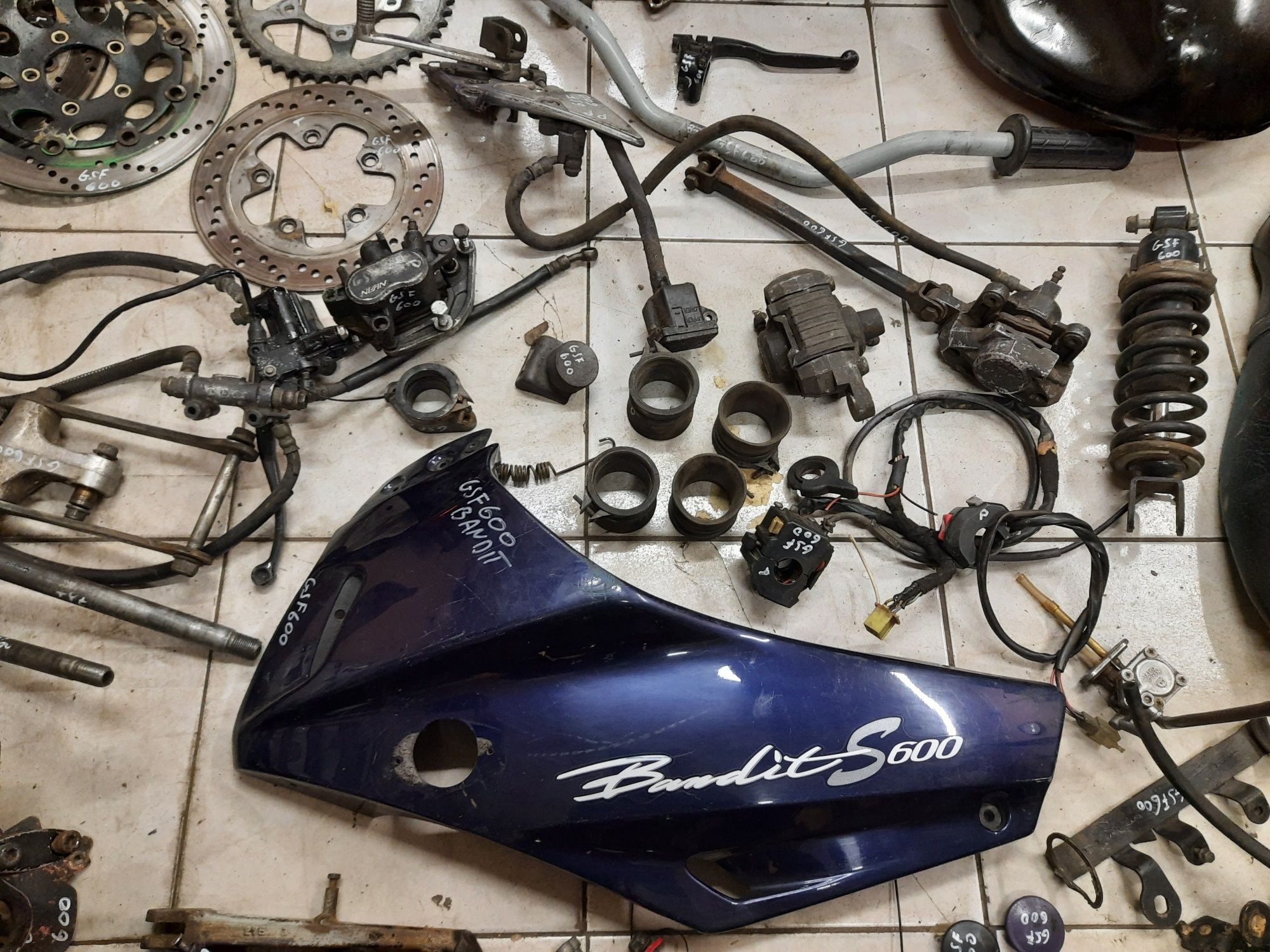 Suzuki GSF 600 Bandit części tarcze airbox kolektor moduł hamulec