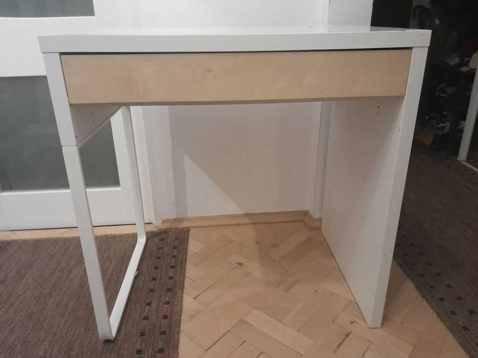 Białe biurko IKEA micke