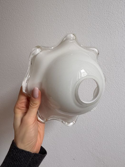 Szklany klosz vintage – falowany, mleczne szkło z bezbarwną krawędzią