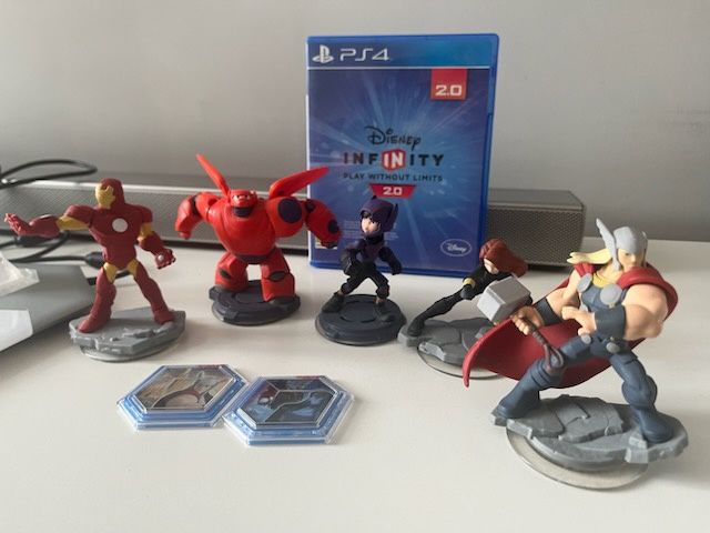 Disney Infiniti 2.0 PS4 + 5 figurek + świat avengers