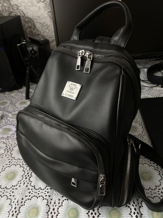 Чорний рюкзак з екошкіри