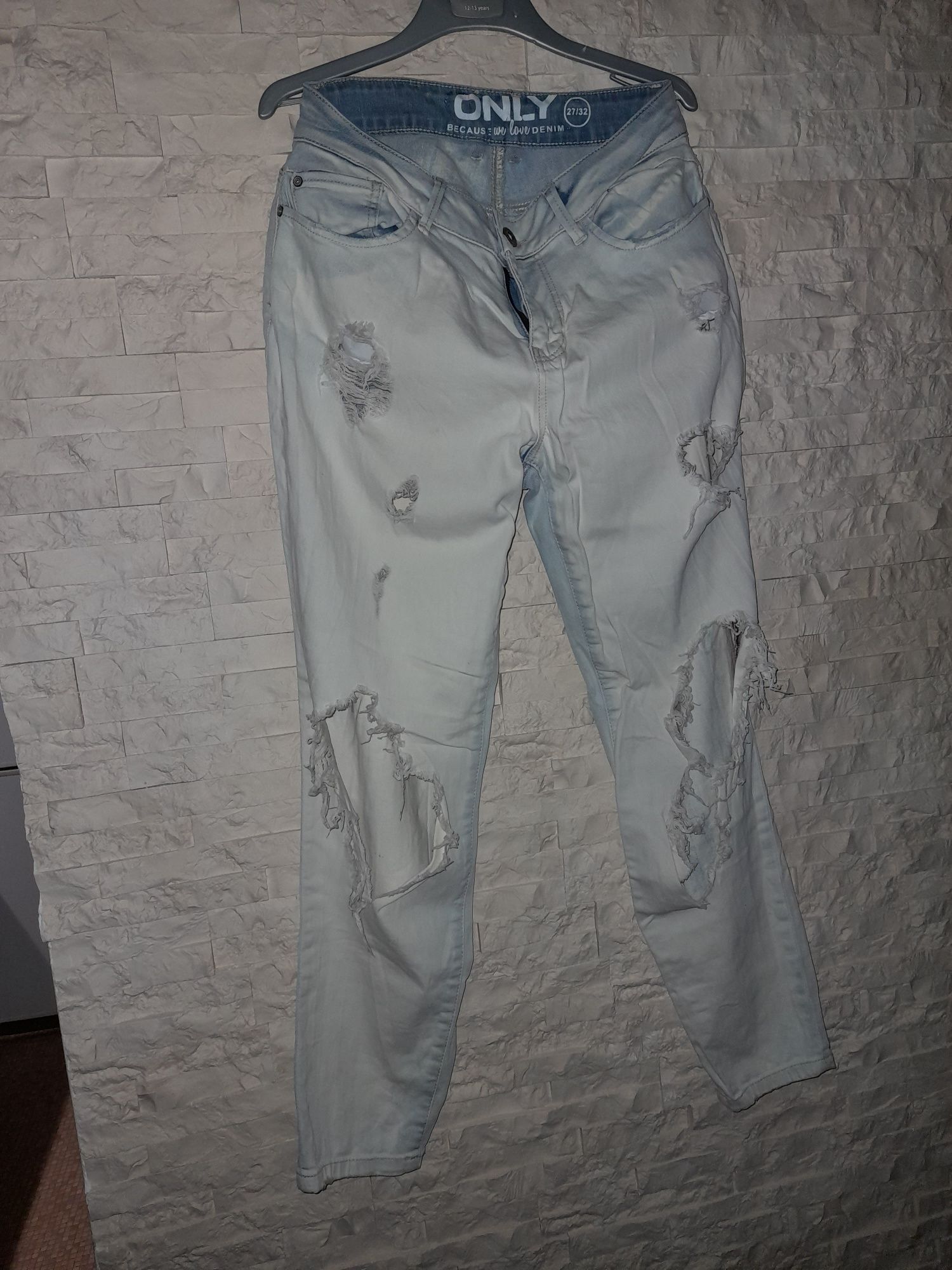 Spodnie dżinsy z rozdarciami szeroka nogawka