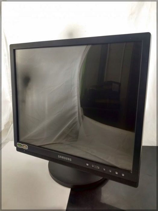 Monitor profesjonalny SAMSUNG SMT-1922P 19