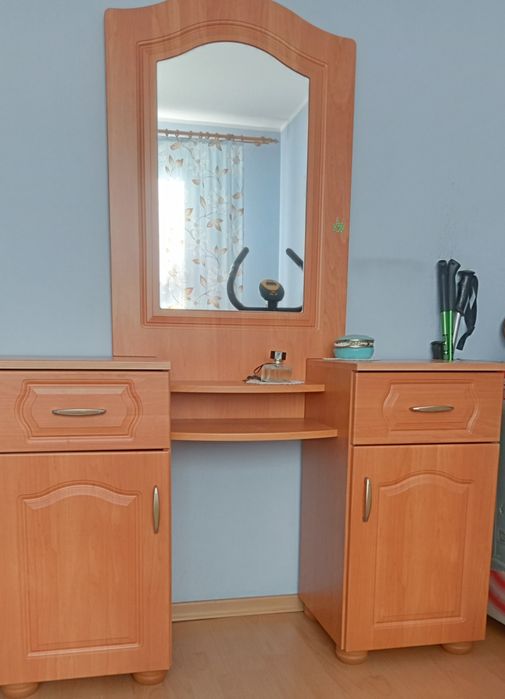 Toaletka z lustrem, szafkami i szufladami