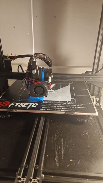 Creality CR10 - impressora 3D 

Extrusão direta
Sensor de nivelamento