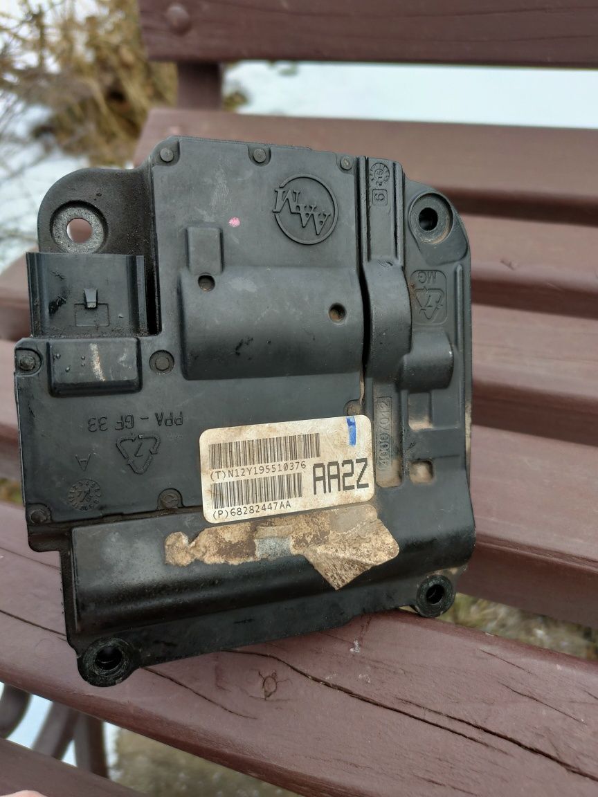 Блок управління переднім редуктором 62882447АА Jeep Cherokee kl