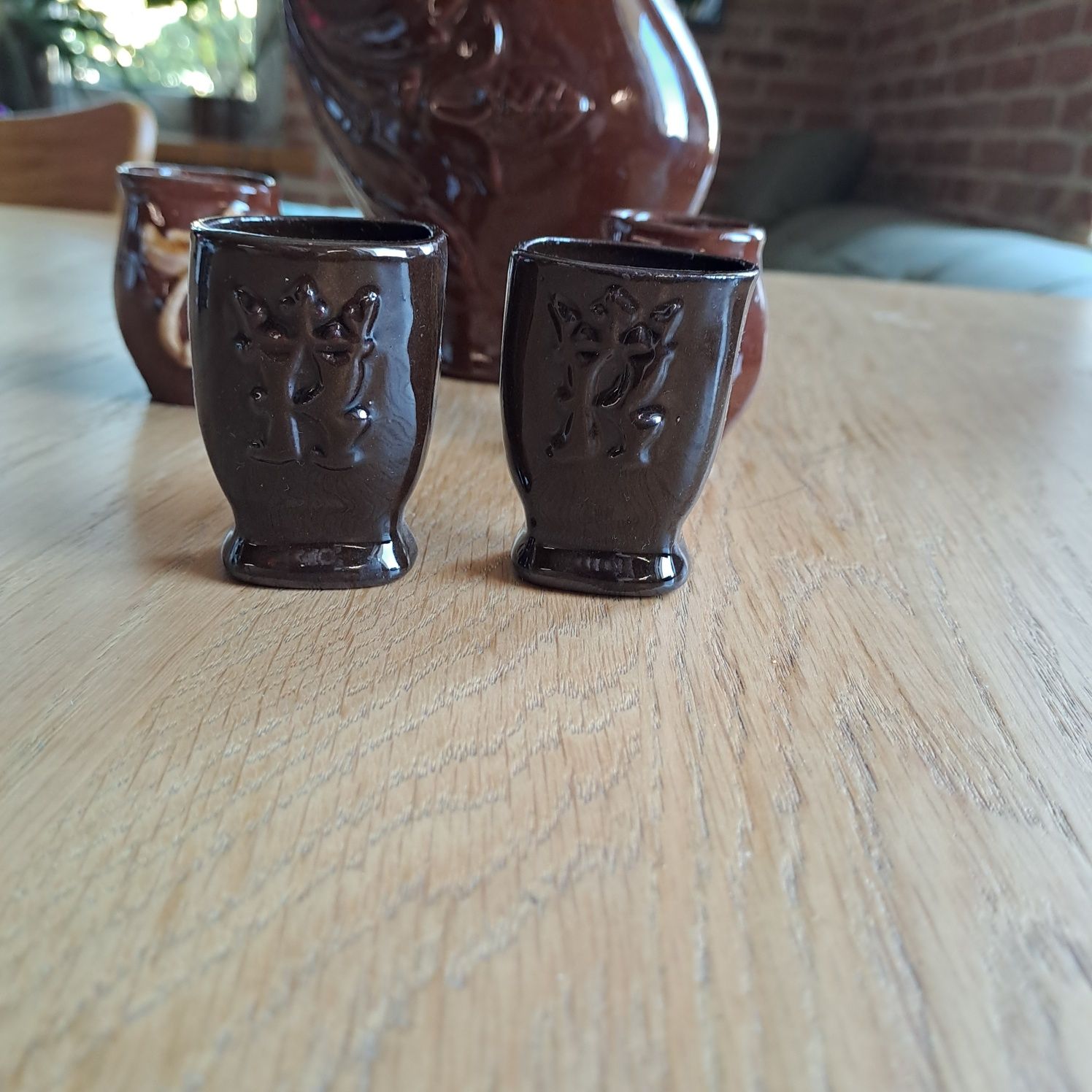 Porcelit, czarki do miodu z symbolem K