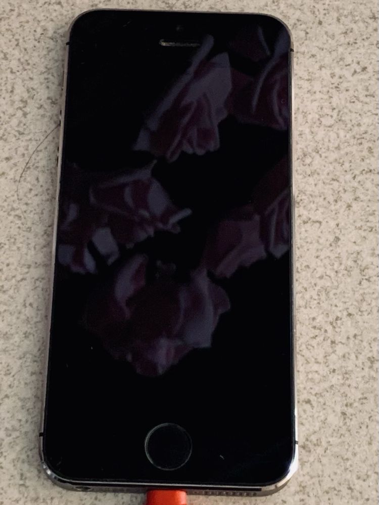 iPhone 5S. Б/у. В рабочем состояниии.