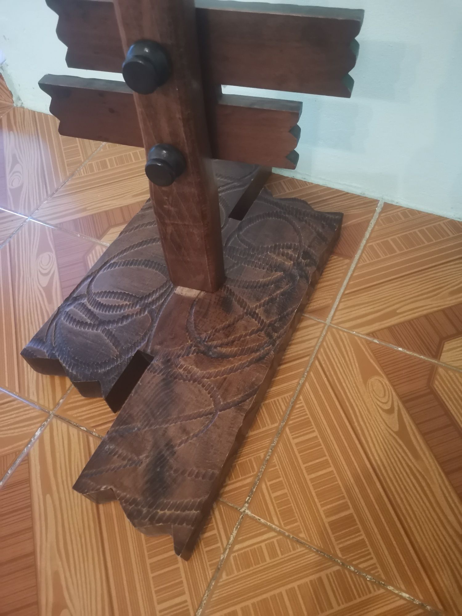 Candeeiro muito antigo em madeira