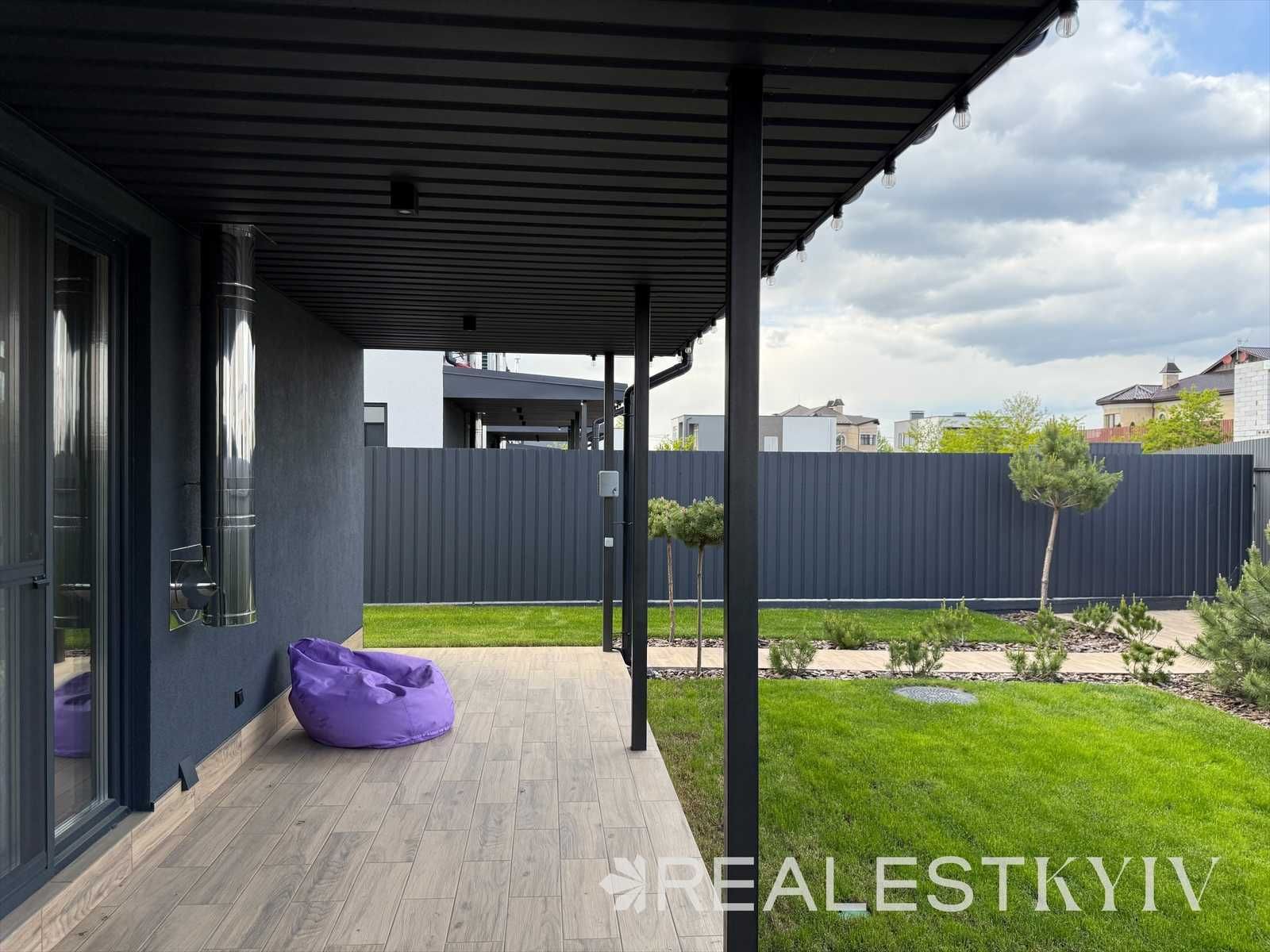 Сучасний будинок з ремонтом і меблями на Осокорках (Osokor Residence)