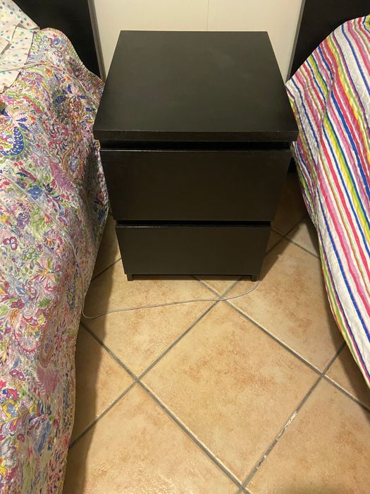 Vende-se duas camas de solteiro, com colchão incluído.