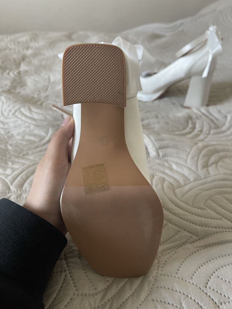 Buty ślubne z kokardką