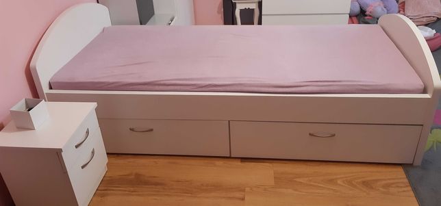 łóżko  dla dzewczynki   i  szafka  nocna