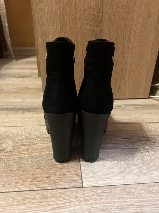 Чорні жіночі ботильйони на підборах / розмір 39 / стильні та зручні
