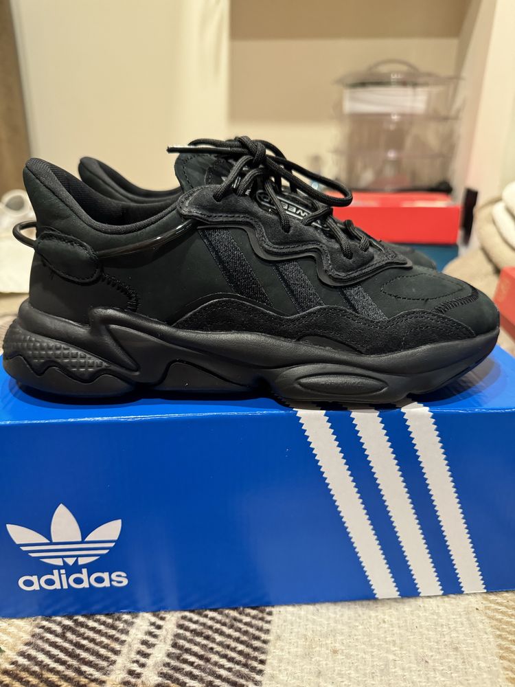 Продам нові оригінальні кросівки adidas ozweego