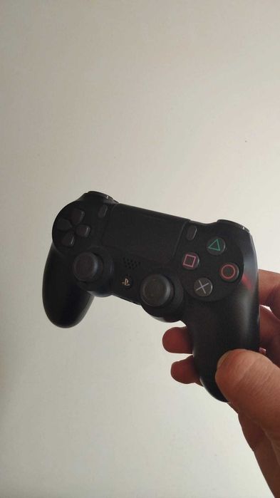 Playstation 4 (1 TB) + GTAV + WATCH DOGS 2 + 1 COMANDO ORIGINAL