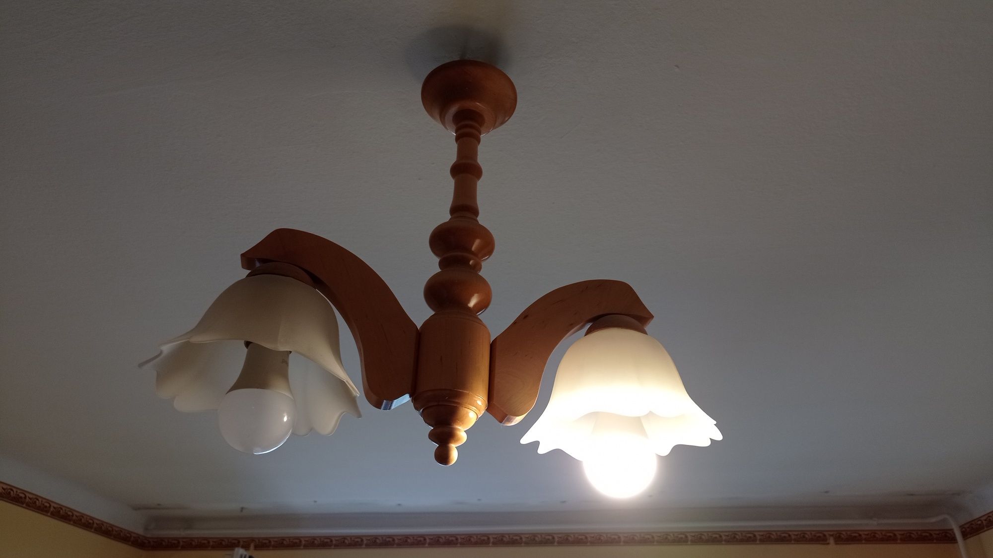 Lampa wisząca drewniana.