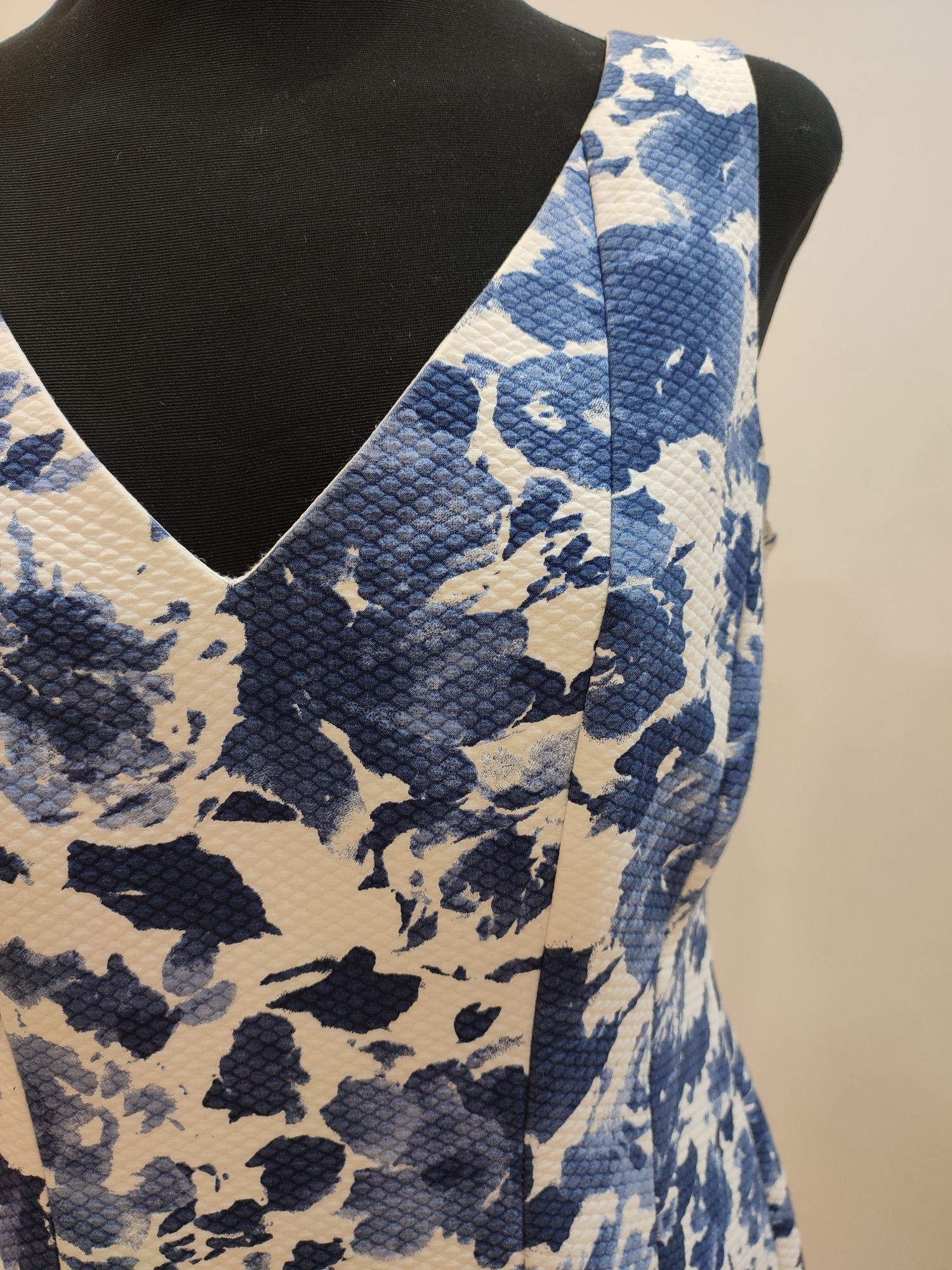 Vestido modelo tulipa de piqué estampado azul e branco