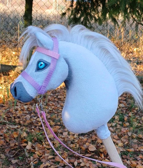 Uroczy Konik Hobby Horse Źrebak A5 + sprzęt siwy