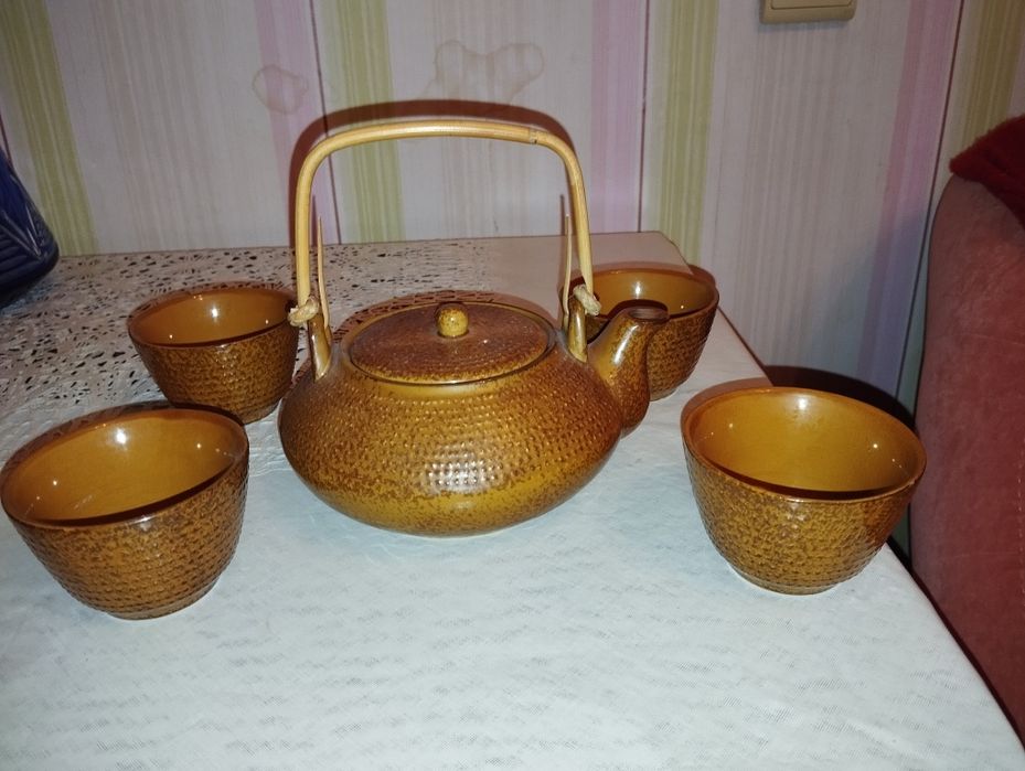 Продам чайный сервиз на 4 чащки