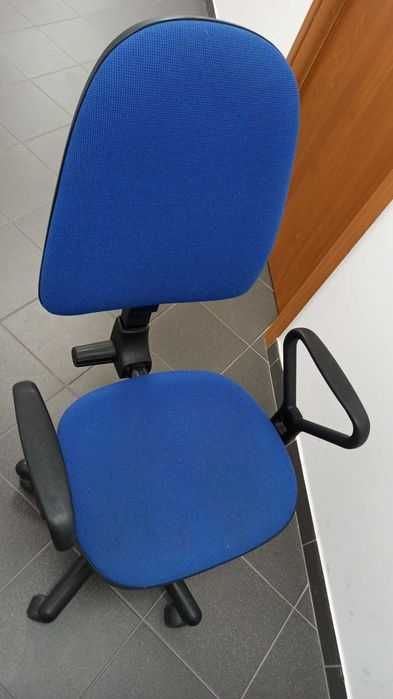 Krzesło biurowe niebieskie
