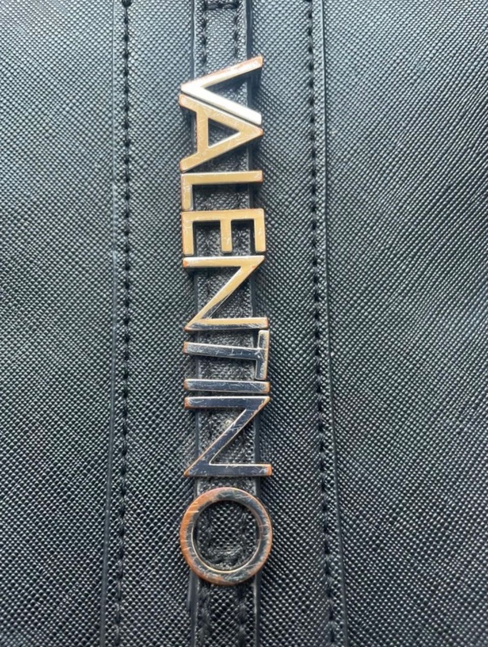 Elegancka czarna torebka na ramię Valentino