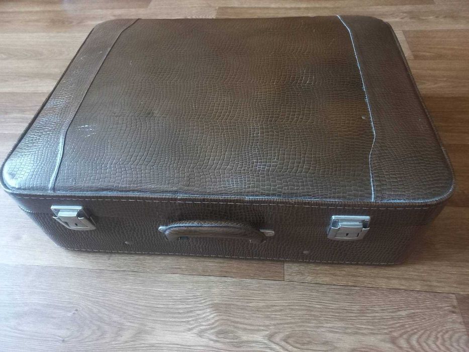 Чемодан 18*51*67см под крокодилову кожу.