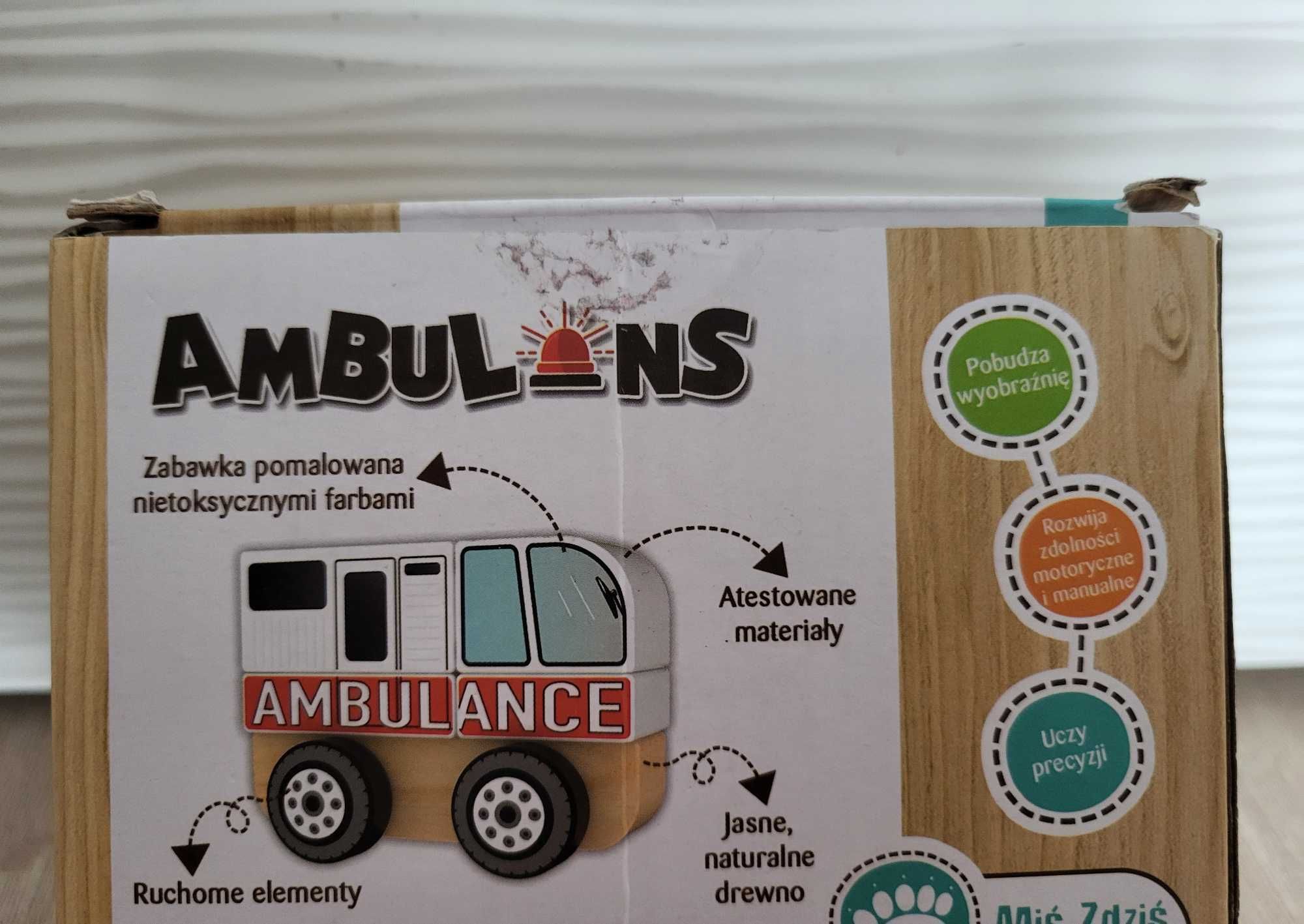 Drewniany ambulans Trefl, zabawka karetka, pojazd, autko