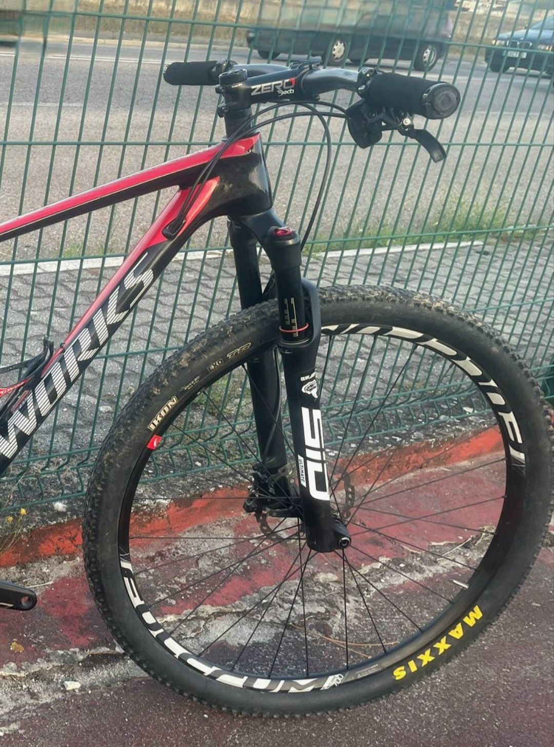 Specialized S-Works
Quadro carbono 
Tamanho M 
Rodas Fulcrum
Pneus Max