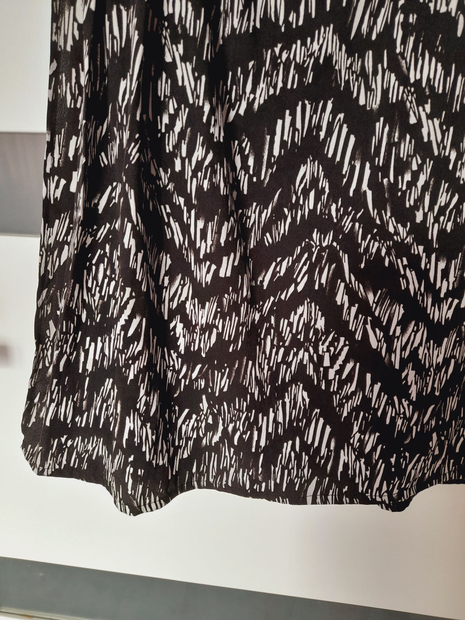 Sukienka czarno biała H&M paski wzory 36-38 wzór print Elegant święta