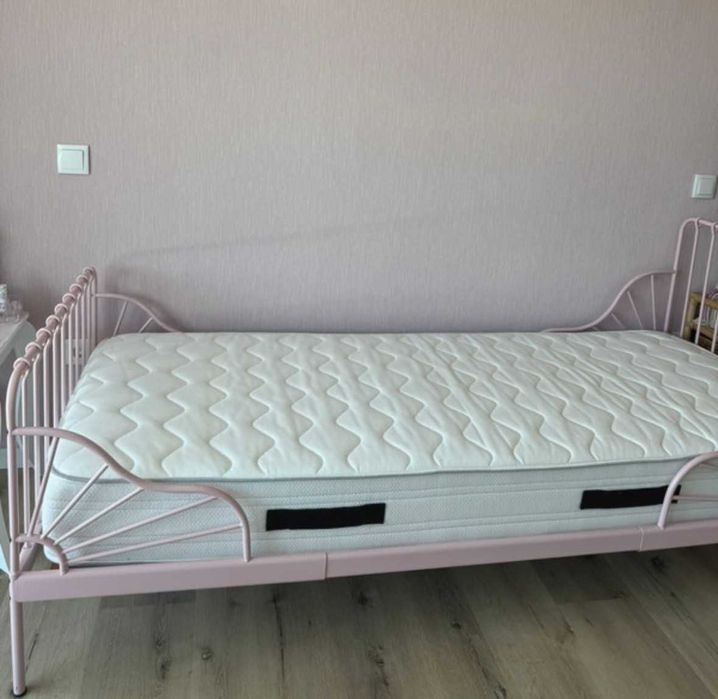 Cama IKEA rosa Nova com colchão